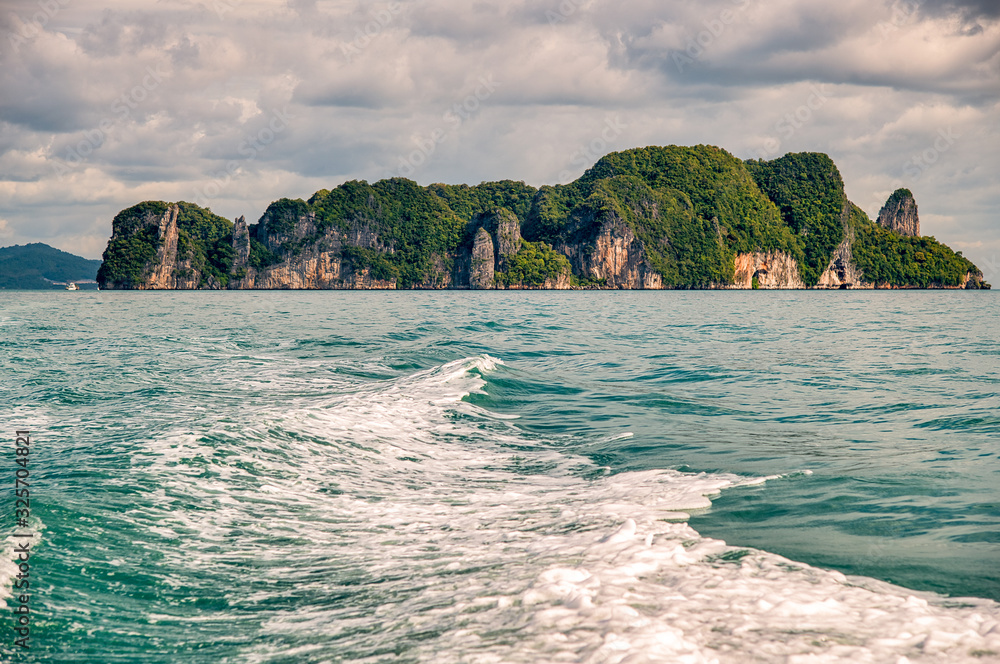 Fototapeta premium Panoramic view of Hong Island from the sea, Thailand