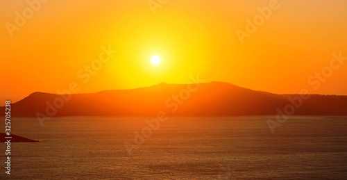 Sonnenuntergang über Thirassia Santorini photo