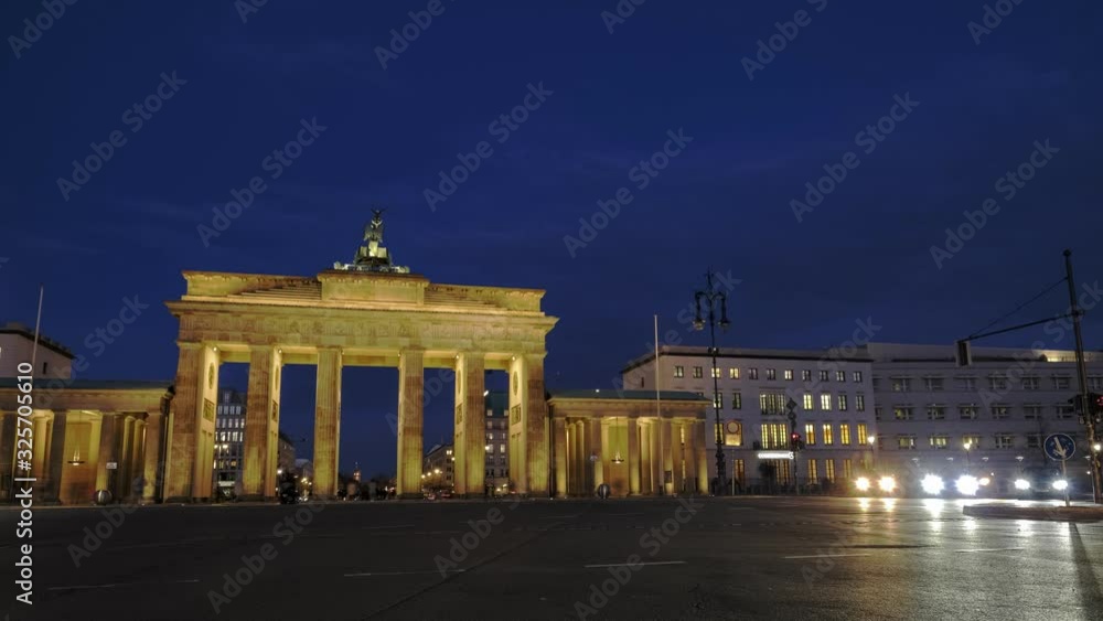 Night time-lapse of Brandenburg Gate with rush hour traffic Night time-lapse of Brandenburg Gate with rush hour traffic