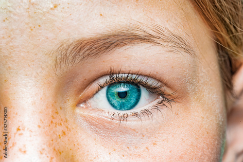 Nahaufnahme eines weiblichen Auges mit blauer Iris photo