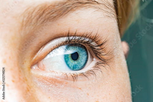 Nahaufnahme eines weiblichen Auges mit blauer Iris