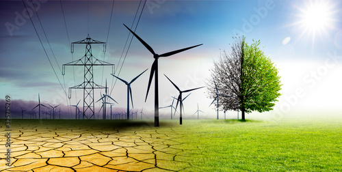 Klimawandel - Landschaft mit Solarpark; Stromleitung und Eichenbaum