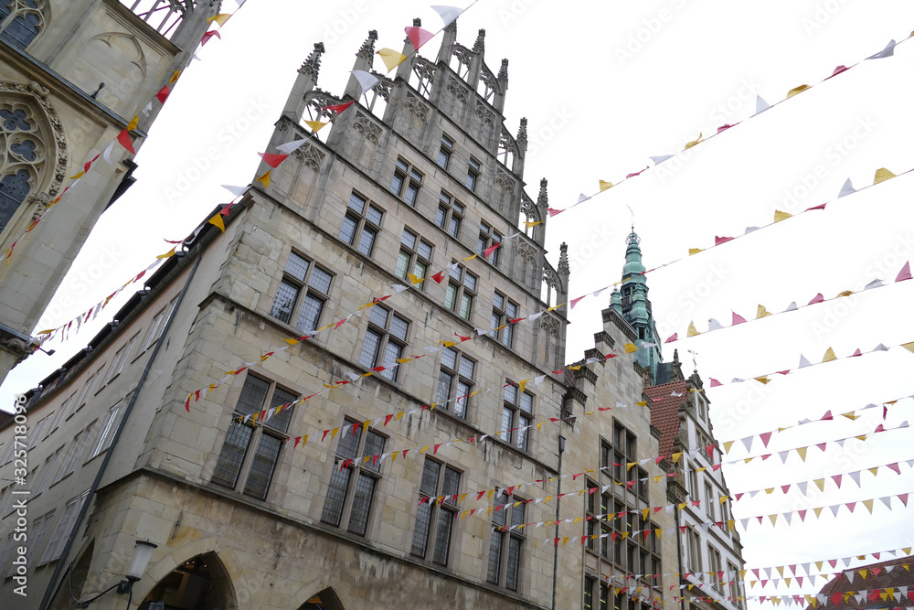 Historische Fassaden und Fahnenschmuck in der Altstadt von Münster