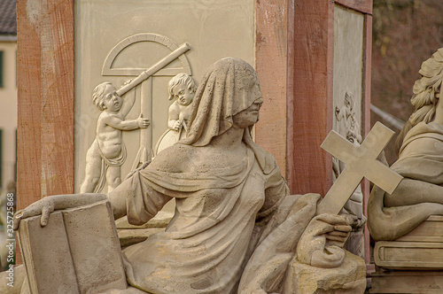 Photo Ancient statue of Goddess Minerva with cross and book at the Old Bridge in Heide