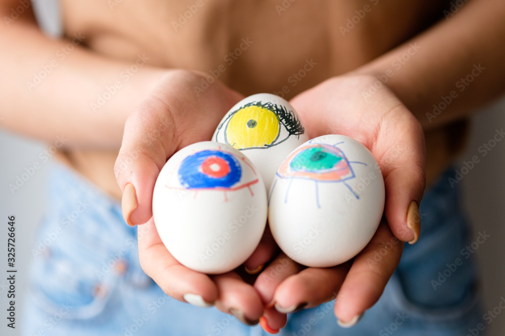Naklejka premium Painted eggs in the hands of a woman