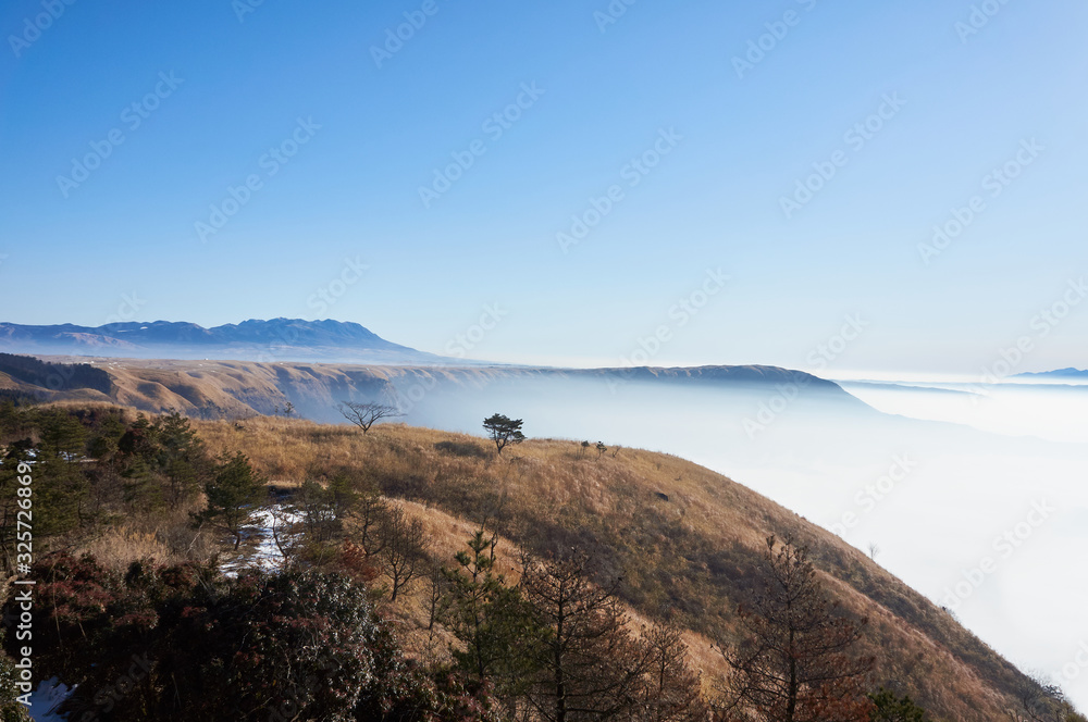 阿蘇山のカルデラ、雲海と青空。熊本県阿蘇市大観峰から撮影。