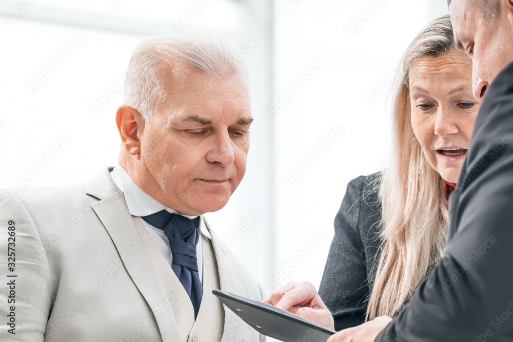 Fototapeta premium close up. business colleagues discussing business document.