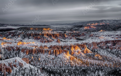 Fotografiet Beautiful scenery of the Bryce Canyon National Park in Utah covered in snow