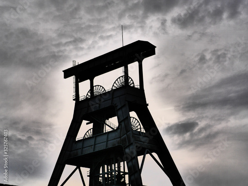 Fotografie Zechenturm als Wahrzeichen der Geschichte im Ruhrgebiet