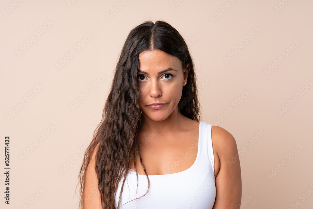 Obraz premium Portrait of young woman over isolated background