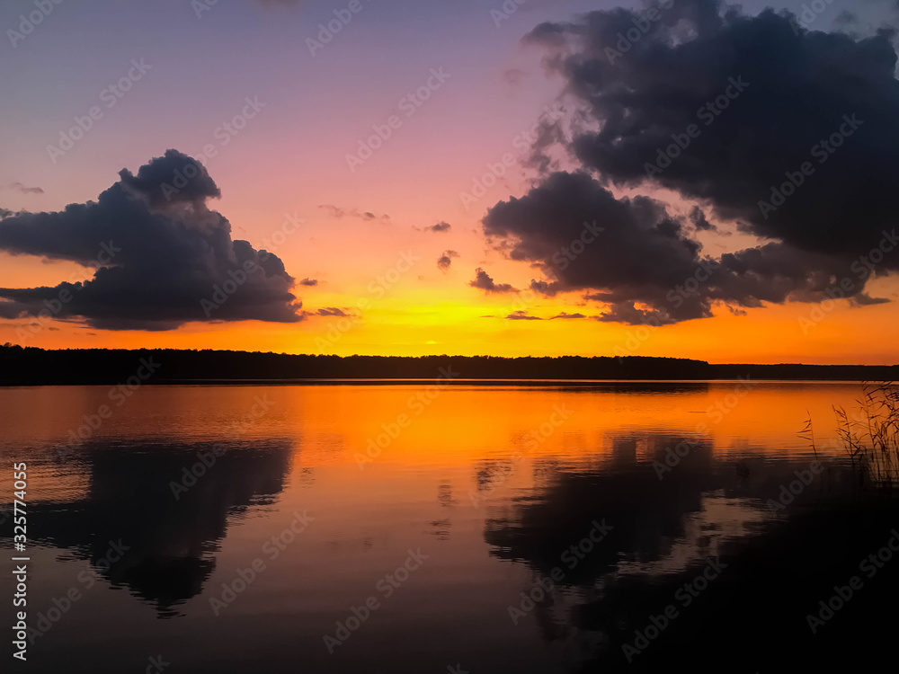 Obraz premium Sunset sky and it's reflection in the river