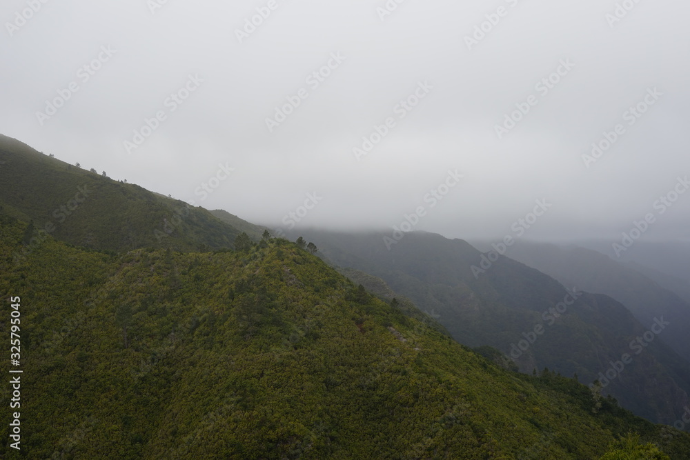 Nebel über den Bergen von Madeira