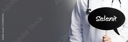 Selenit. Arzt im Kittel hält Sprechblase hoch. Das Wort Selenit steht im Schild. Symbol für Krankheit, Gesundheit, Medizin photo
