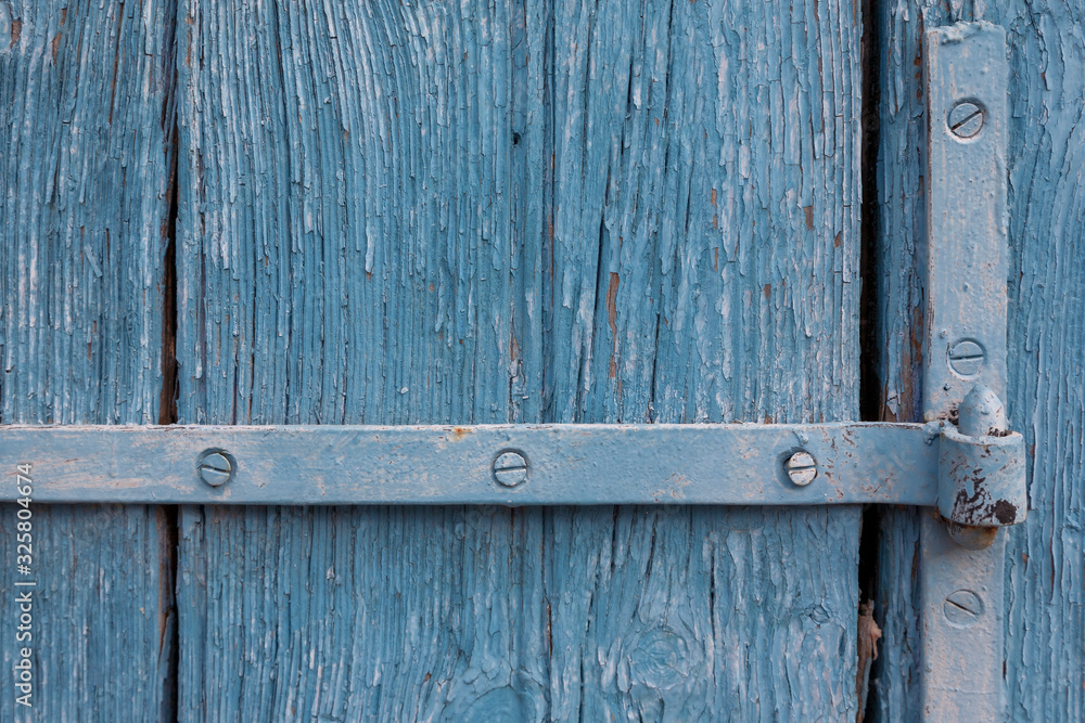 Holztor mit Eisenbeschlag