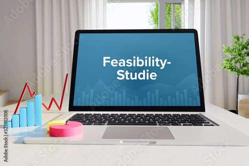 Feasibility-Studie – Business/Statistik. Laptop im Büro mit Begriff auf dem Monitor. Finanzen/Wirtschaft.