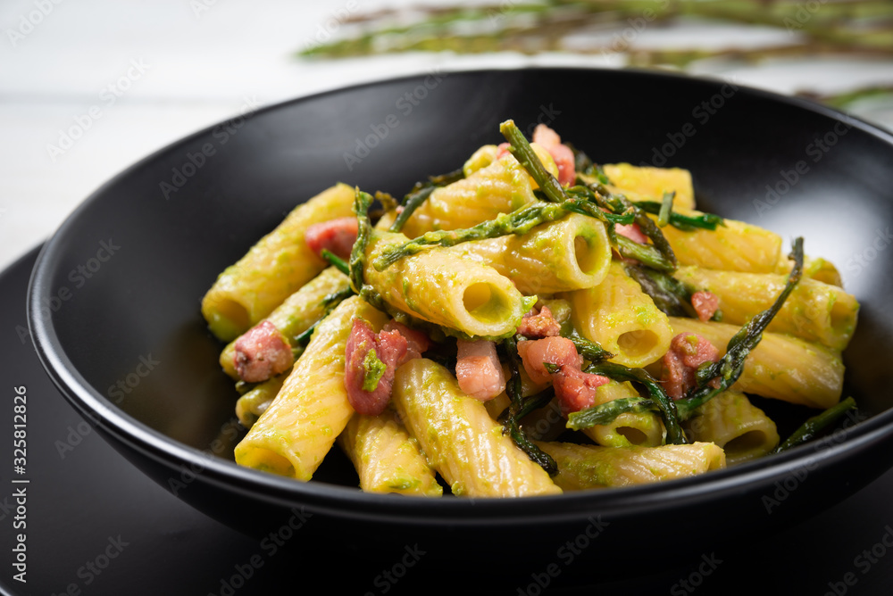 Piatto di rigatoni con asparagi selvatici e pancetta, Cucina Italiana Piatto di rigatoni con asparagi selvatici e pancetta, Cucina Italiana