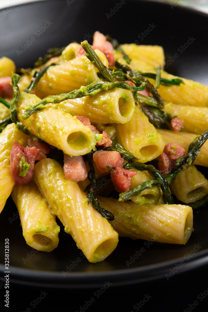 Piatto di rigatoni con asparagi selvatici e pancetta, Cucina Italiana Piatto di rigatoni con asparagi selvatici e pancetta, Cucina Italiana