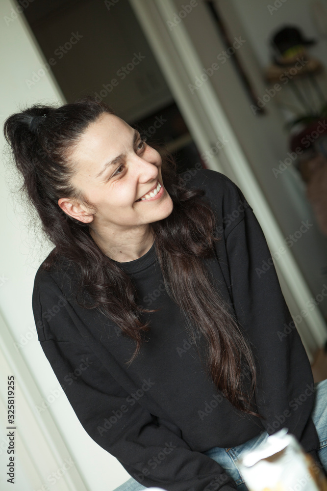 Fototapeta premium Chica sonriente en el salon de casa