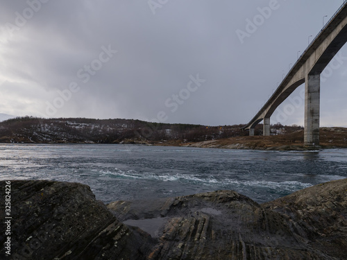 Blick von unten über die Brücke am Saltstraumen, Bodø, Norwegen
