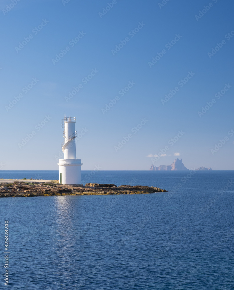 Φωτογραφία White lighthouse in La Savina, Formentera island, with the island of Es Vedr? in