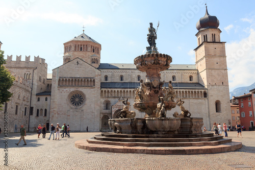 Tableau sur toile Church Trento Cathedral and Fountain of Neptune, Italy