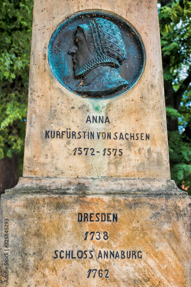 annaburg, deutschland - denkmal von anna kurfürstin von sachsen