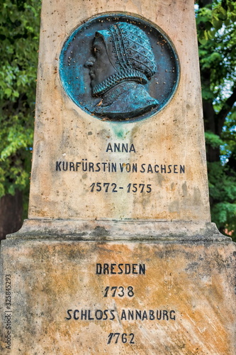 Obraz na płótnie annaburg, deutschland - denkmal von anna kurfürstin von sachsen w salonie