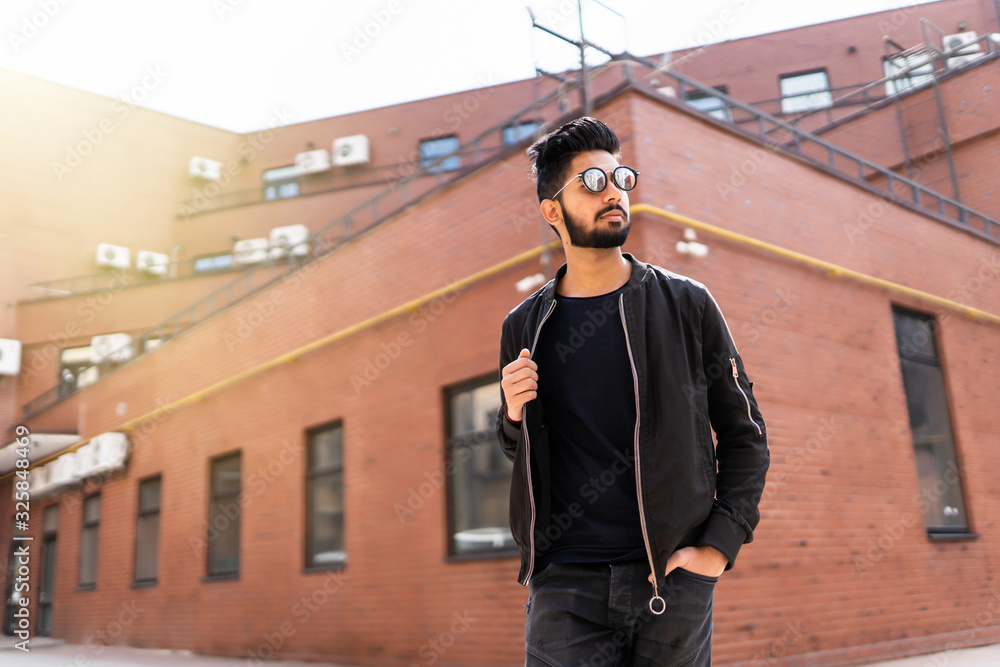 Φωτογραφία Handsome indian beard man in sunglasses outdoor at streets of city