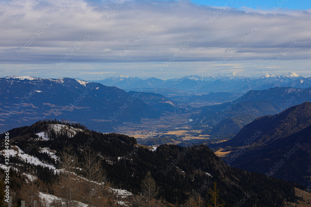 Blick in ein Tal in Österreich