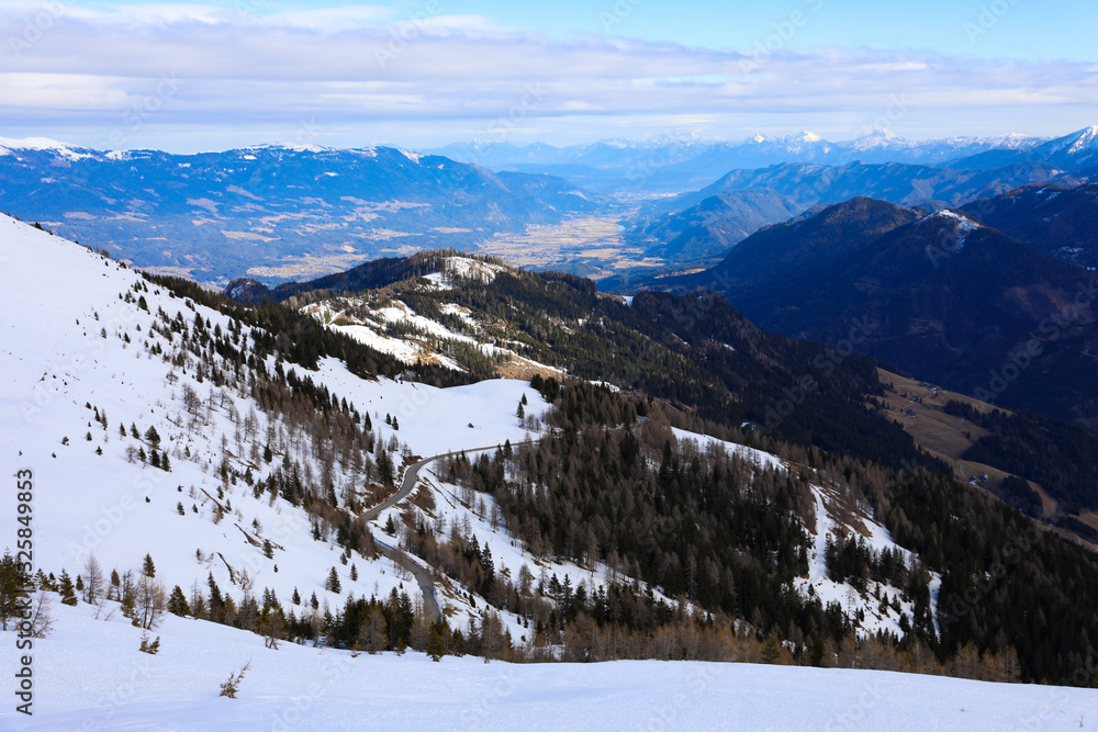 Straße am Berg mit Schnee bedeckt mit Blick in ein Tal