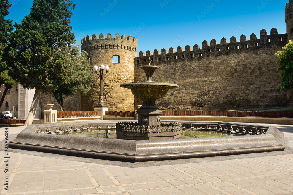 Obraz premium The ancient fortress Icheri Sheher in the modern center of Baku, Azerbayjan