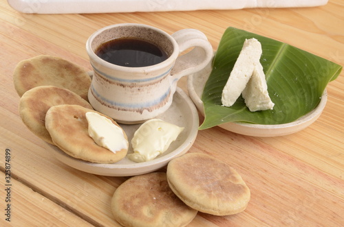 arepa de trigo venezolana con queso cuajado y taza de café caliente