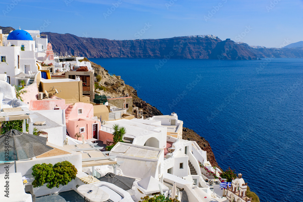 Fototapeta premium Traditional white buildings facing Aegean Sea in Oia, Santorini island, Greece