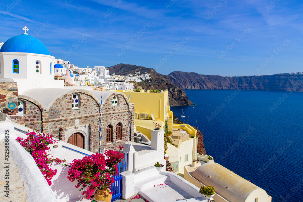 Obraz premium Traditional white buildings facing Aegean Sea in Oia, Santorini island, Greece