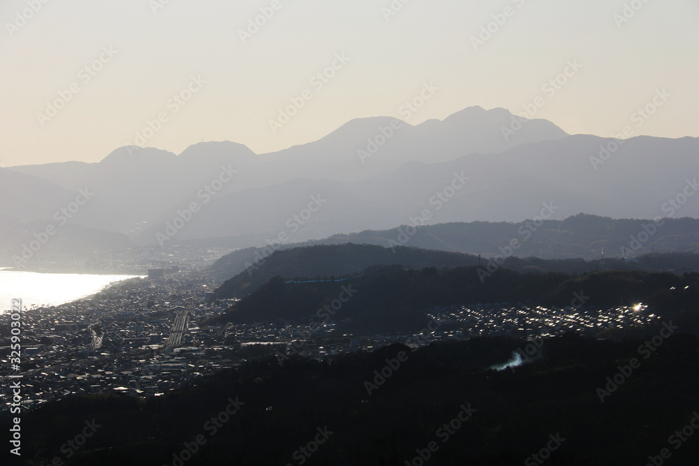 湘南アルプス　湘南平からの眺望　陽に照る相模湾と箱根連山