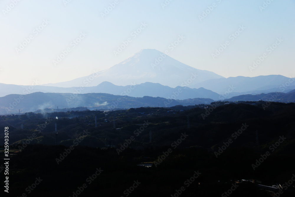 湘南アルプス　湘南平からの眺望　富士山と山々のグラデーション