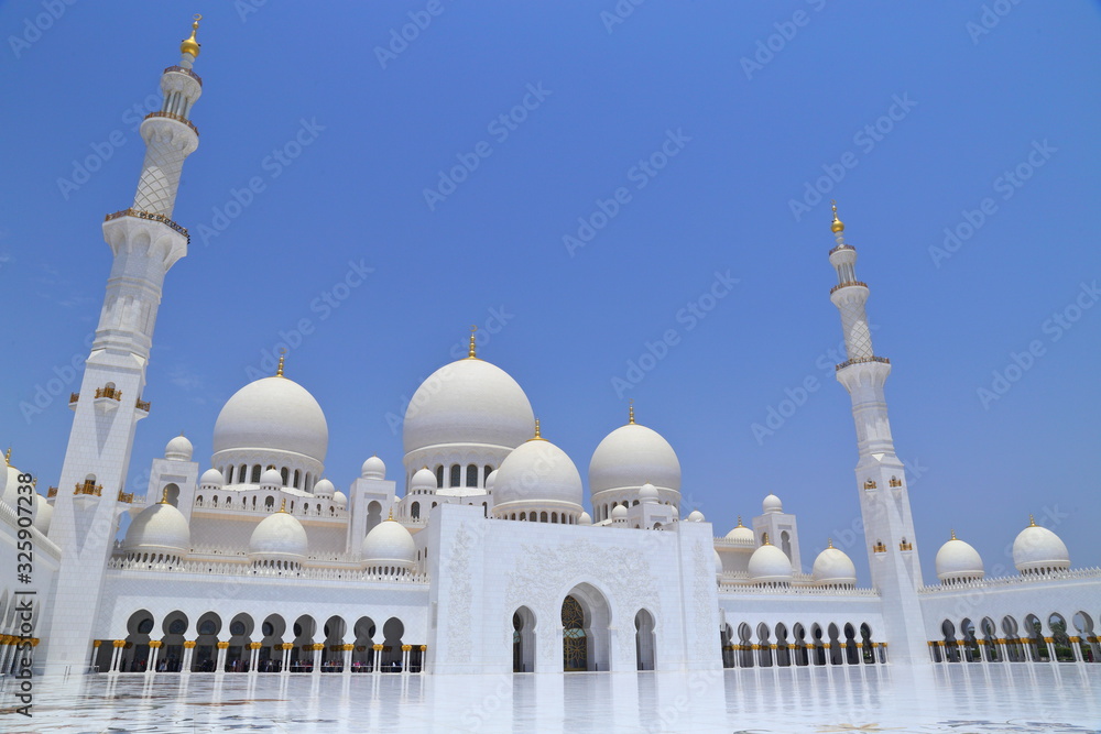 Fototapeta premium The Sheikh Zayed Grand Mosque Center SZGMC was established in year 2008, The largest mosque in the UAE
