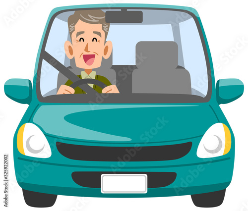 笑顔で運転するシニアのドライバー