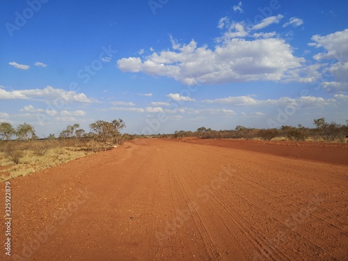 Rote Sandpiste im Outback, Australien