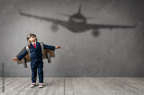 Cuadro en lienzo Child dreams of becoming a pilot