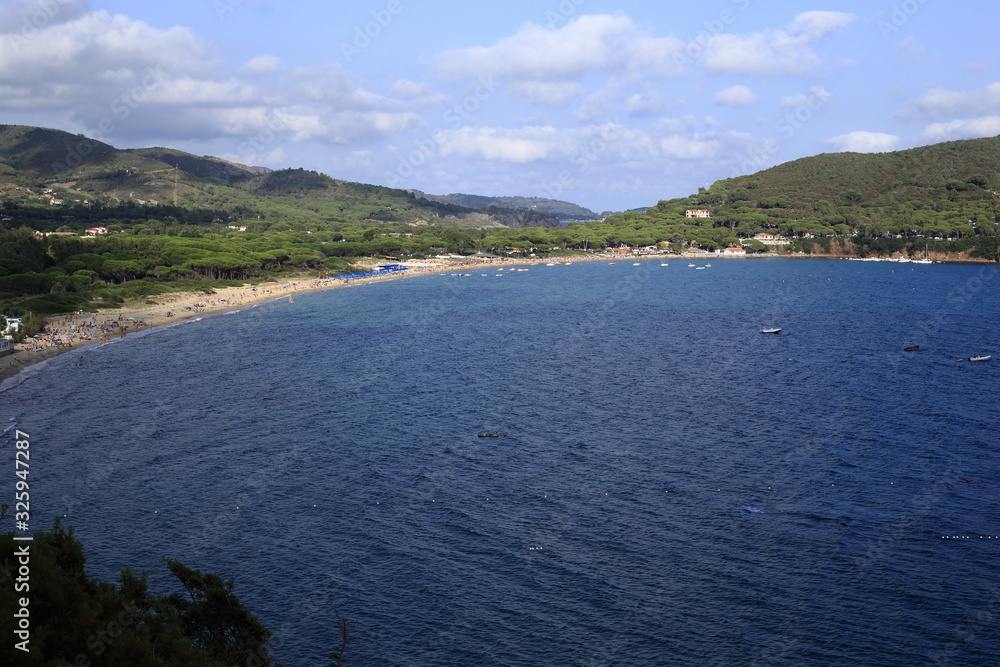 Golfo di Lacona, Isola Elba, Toscana con spiaggia, mare e alberi tipici