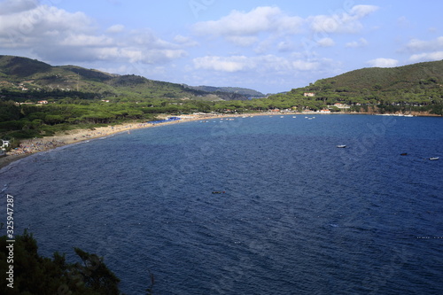 Golfo di Lacona, Isola Elba, Toscana con spiaggia, mare e alberi tipici