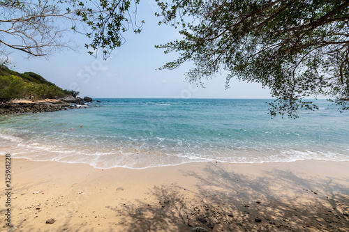 Fototapeta Naklejka Na Ścianę i Meble -  beautiful blue sky tropical paradise coast beach ocean summer sea view at PP Island, Krabi, Phuket, Thailand.