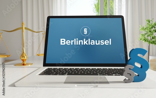 Berlinklausel – Recht, Gesetz, Internet. Laptop im Büro mit Begriff auf dem Monitor. Paragraf und Waage. photo