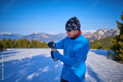 Foto Man in the snow, drinking water