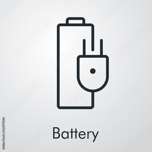 Símbolo de cargando batería. Batería con enchufe. Icono plano lineal en fondo gris