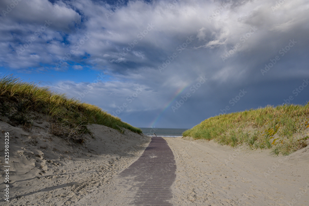 Der Weg zum Strand von Juist mit Regenbogen