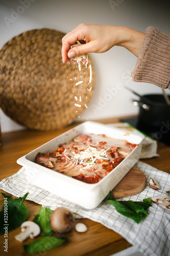 Prepairing a vegan lasagne
