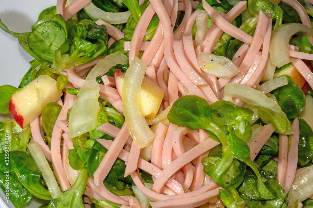 Feldsalat mit Zwiebeln und Lyoner-Streifen