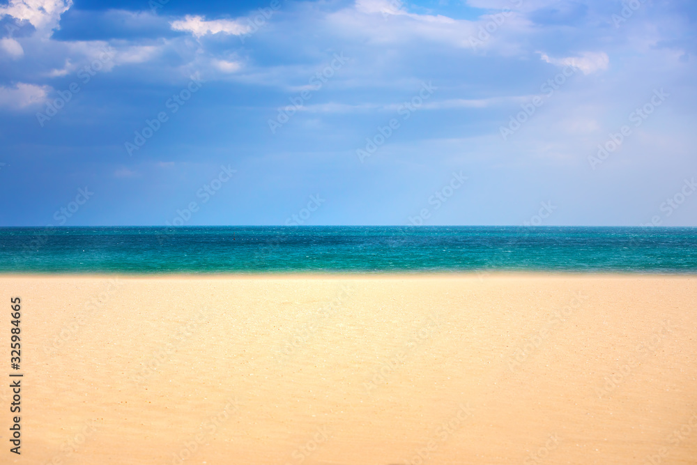 Obraz premium Empty sunny tropical beach and cloudy sky